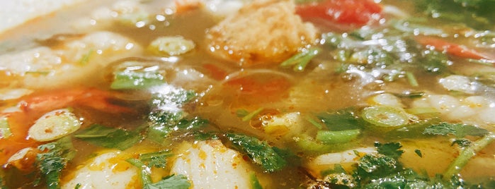 Bún chả cá  Hoàng Yến is one of Kristine 님이 좋아한 장소.