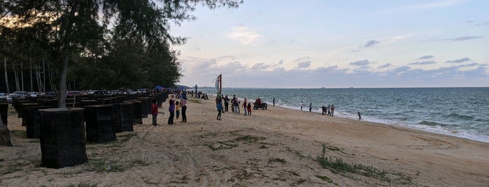 Pantai Bisikan Bayu is one of Tempat yang Disukai ꌅꁲꉣꂑꌚꁴꁲ꒒.