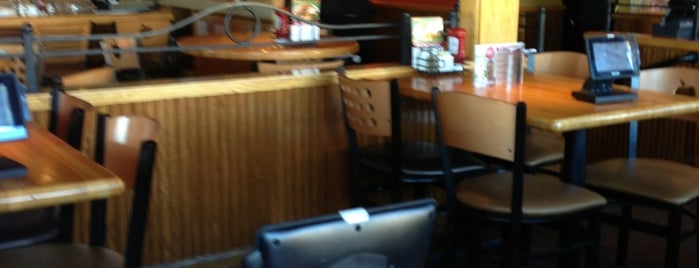 Applebee's Grill + Bar is one of Tempat yang Disukai Brad.