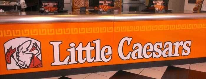 Little Caesars Pizza is one of Tempat yang Disukai Raul.