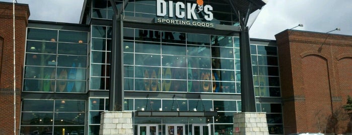 DICK'S Sporting Goods is one of Orte, die Aleksandr gefallen.