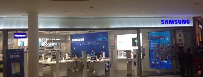 Samsung Store is one of Lieux qui ont plu à Antonio.