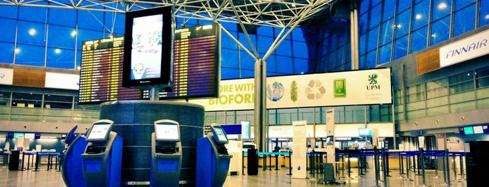 ヘルシンキ空港 (HEL) is one of Dmitriyさんのお気に入りスポット.