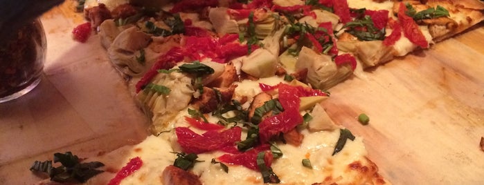 SoLo Wood-Fired Pizza is one of สถานที่ที่ Michael ถูกใจ.