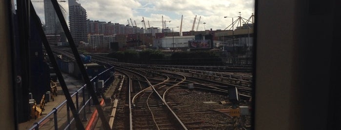 Docklands Light Railway Tower Gateway to Woolwich Arsenal Train is one of สถานที่ที่ James ถูกใจ.