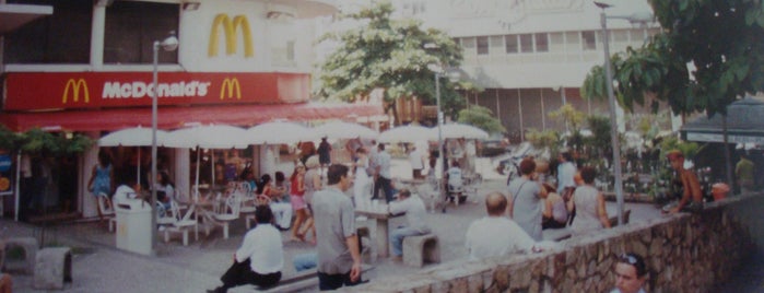 McDonald's is one of Orte, die Fernando gefallen.