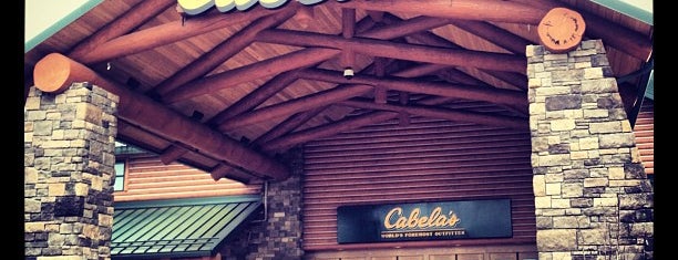 Cabela's is one of สถานที่ที่ Aimee ถูกใจ.