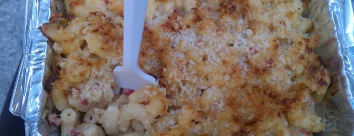 The Southern Mac & Cheese Truck is one of Chicago Food Trucks.