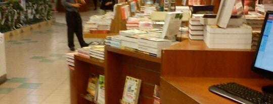 MPH Bookstore is one of Berburu Buku @KL.
