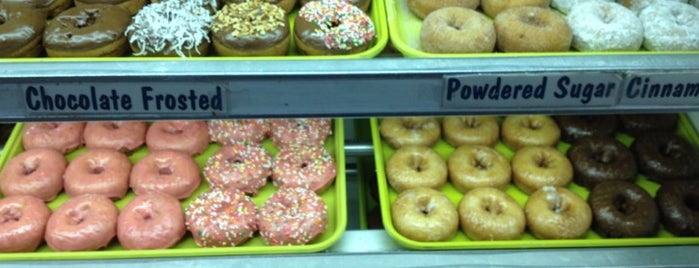 Rainbow Donuts is one of สถานที่ที่ Tammy ถูกใจ.