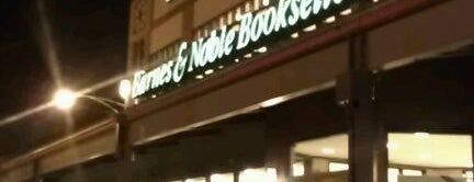 Barnes & Noble is one of Lieux qui ont plu à Toni.