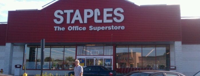 Staples is one of Tempat yang Disukai Christina.