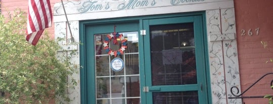Tom's Mom's Cookies is one of สถานที่ที่ Pete ถูกใจ.