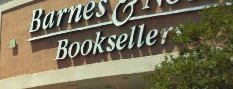 Barnes & Noble is one of Lugares favoritos de Mike.