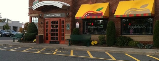 Applebee's Grill + Bar is one of Tempat yang Disukai Jessica.
