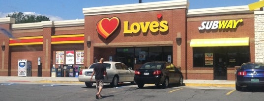 Love's Travel Stop is one of สถานที่ที่ Brandon ถูกใจ.