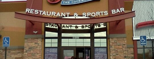 Boston's Restaurant & Sports Bar is one of Kristeena's Saved Places.