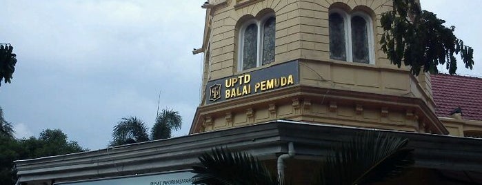 Balai Pemuda is one of Obyek Wisata di Surabaya.