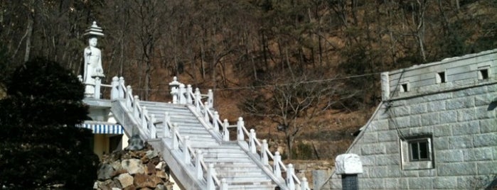 해운사 (海雲寺) is one of Buddhist temples in Gyeonggi.