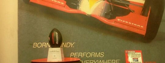 Firestone Complete Auto Care is one of Lugares favoritos de Josh.