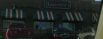 Applebee's Grill + Bar is one of Tempat yang Disukai Charron.