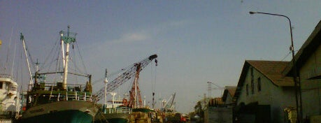 Pelabuhan kalimas is one of Tempat Bersejarah di Surabaya.