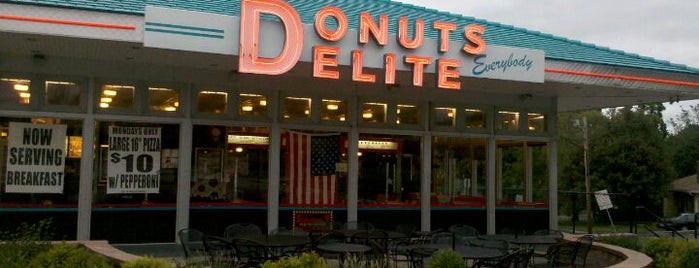 Donuts Delite / Salvatore's Old Fashioned Pizzeria is one of Eat Rochester.
