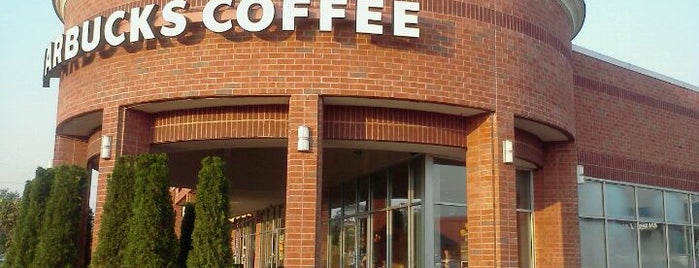 Starbucks is one of Tempat yang Disukai Lizzie.