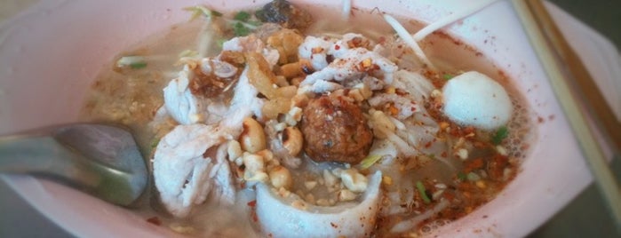 ข้าวราดแกง ก๋วยเตี๋ยวต้มยํา ซอยหลังอาคาร ซิลลิค ศาลาแดง is one of Must Try: food 2011-2012.