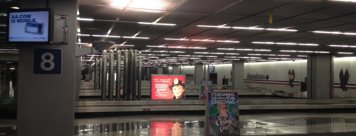 Terminal 3 Baggage Claim is one of Lugares favoritos de Justin.