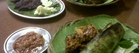 Nasi Uduk Mbak Dewi is one of Wisata Kuliner Makassar.