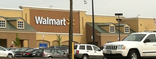 Walmart Supercenter is one of Tempat yang Disukai Robson.