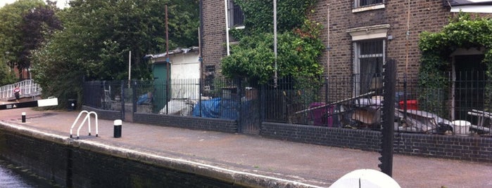 Salmon Lane Lock (Regents Canal) is one of Boat Places.