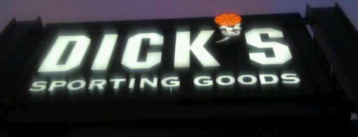 DICK'S Sporting Goods is one of Tempat yang Disukai Donovan.
