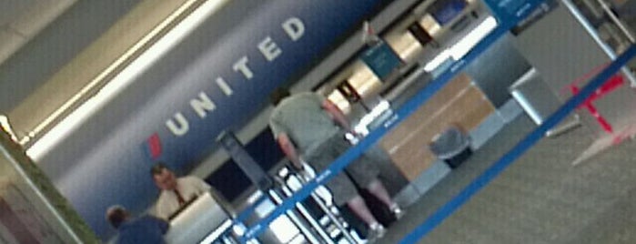United Airlines Ticket Counter is one of Chrisさんのお気に入りスポット.