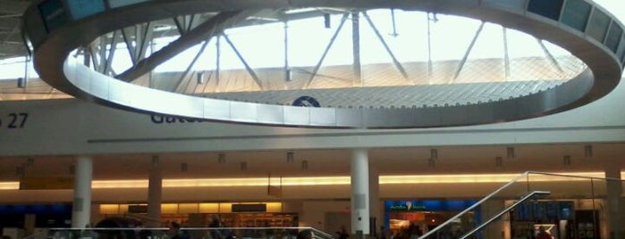 John F. Kennedy International Airport (JFK) is one of Aeroportos.