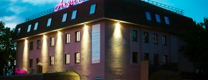 Angel Hotel is one of Angel'in Beğendiği Mekanlar.