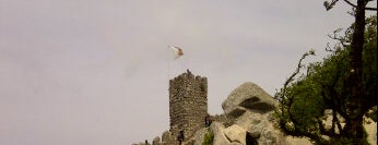 Castelo dos Mouros is one of locais.