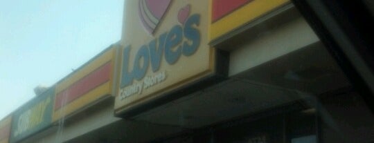 Love's Travel Stop is one of Sheilaさんのお気に入りスポット.