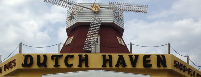Dutch Haven Shoo-Fly Pie Bakery is one of สถานที่ที่บันทึกไว้ของ Lizzie.
