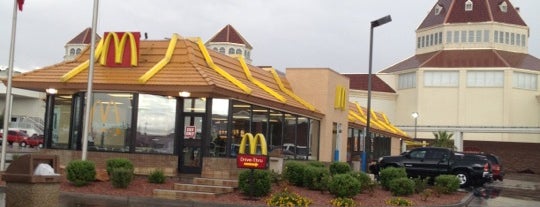 McDonald's is one of Tempat yang Disukai Santosh.