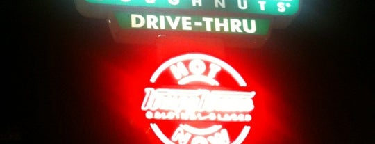 Krispy Kreme Doughnuts is one of สถานที่ที่ Super ถูกใจ.