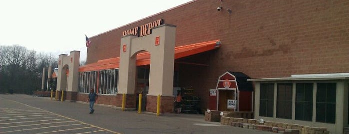 The Home Depot is one of Lugares favoritos de Cesar.