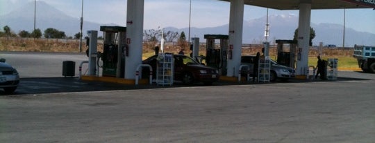 Gasolinera Poligas is one of Locais curtidos por Jocelyn.
