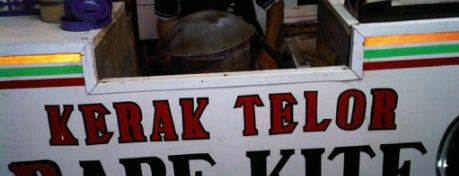 Kerak Telor Babe Kite is one of Top 10 dinner spots in Jakarta, Indonesia.