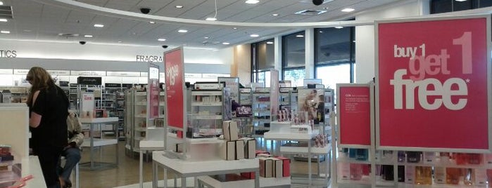 ULTA Beauty is one of สถานที่ที่ Maggie ถูกใจ.