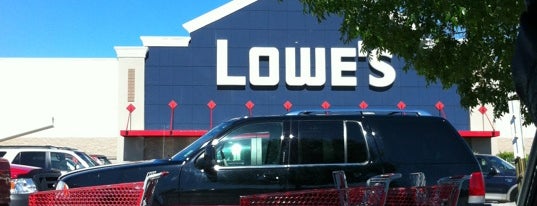 Lowe's is one of Lugares favoritos de Lauren.