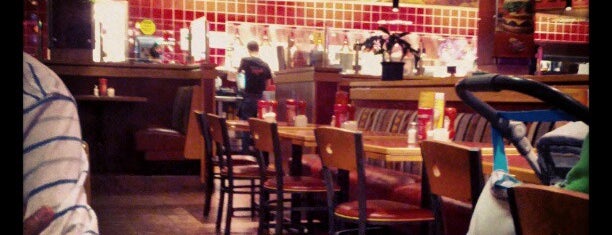 Red Robin Gourmet Burgers and Brews is one of Favorite restaurants.