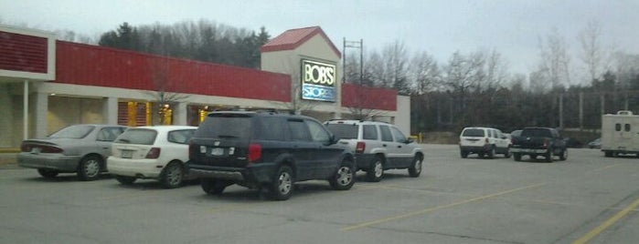 Bob's Stores is one of Tempat yang Disukai Todd.