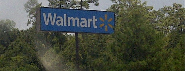 Walmart Supercenter is one of Tempat yang Disukai Violeta.